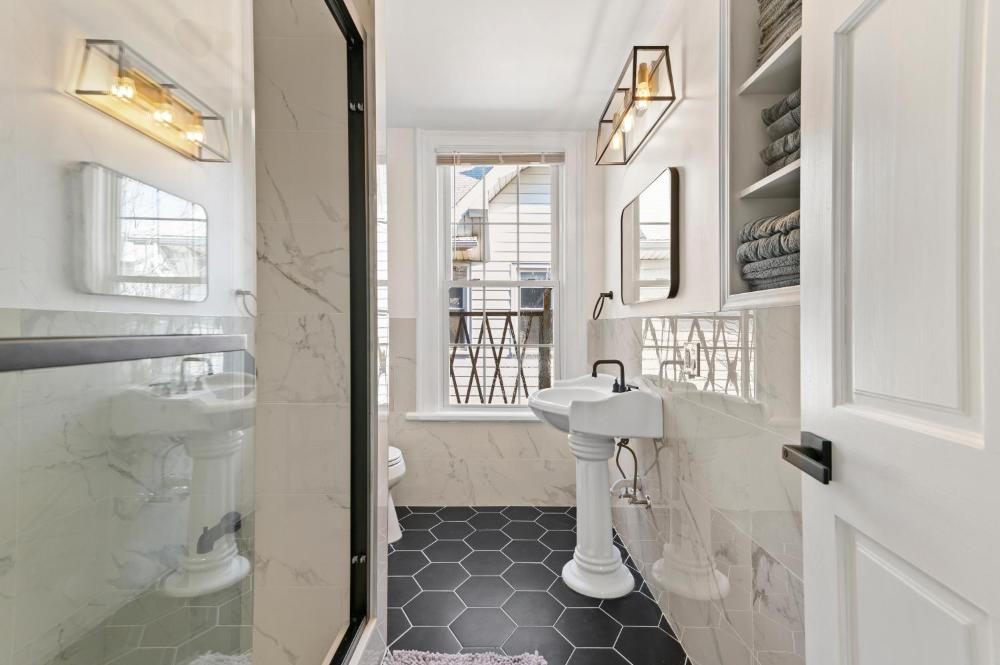 Cozy Gem in the Heart of East Rock with FREE Parking near Yale and DT